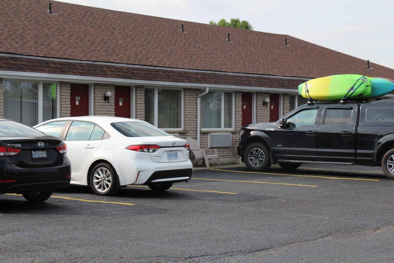 Save Inn Kincardine Exterior photo